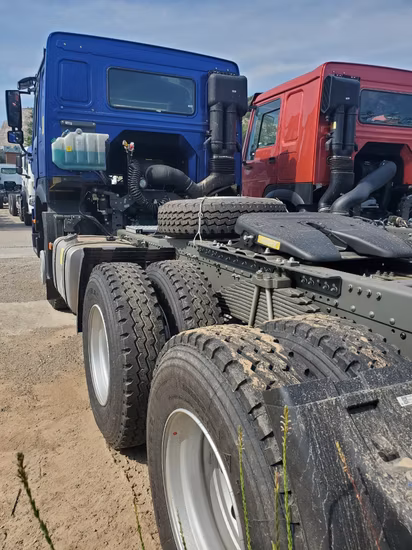 Nouveau HOWO Heavy Duty Truck Prime Mover Tracteur Tête de remorquage Remorque Cargo Véhicule Benne Camion Sinotruk 6X4 Prix pour le Nigeria Mozambique Kenya Philippines